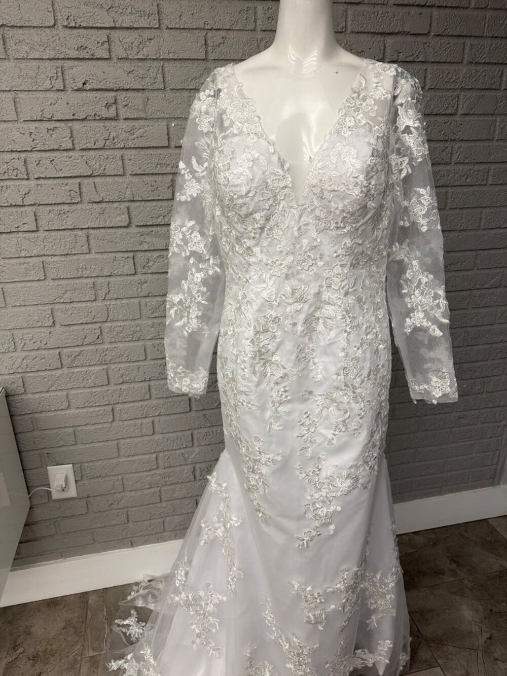 Boutique Elegant White Embroidered Mesh Lace Applique Wedding Dress 8
